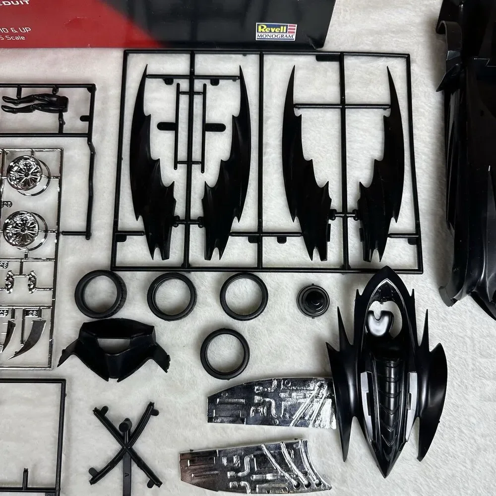 Revell‎ Monogram Batman & Robin Batmobile Model Kit 1:25 Scale 1997 Partial